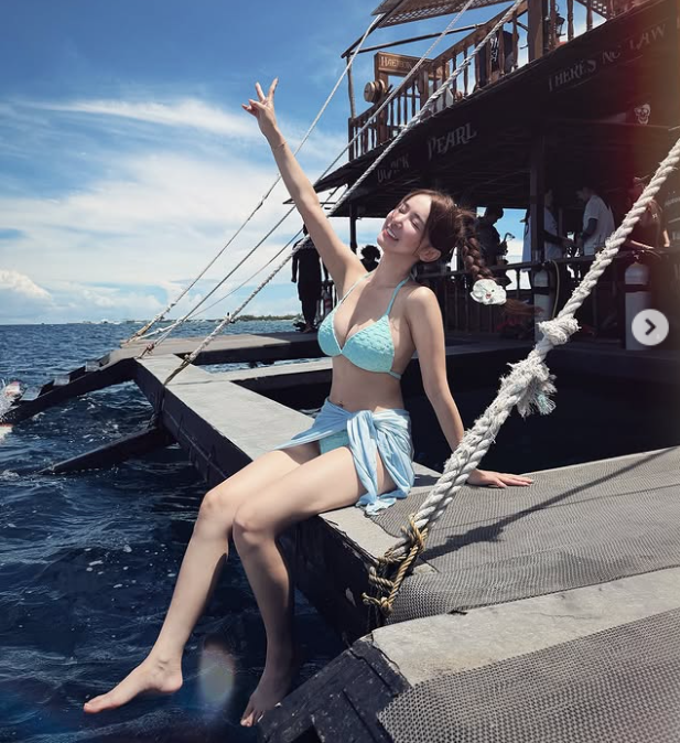 禾羽穿比基尼搭船出遊。(圖/翻攝禾羽IG)